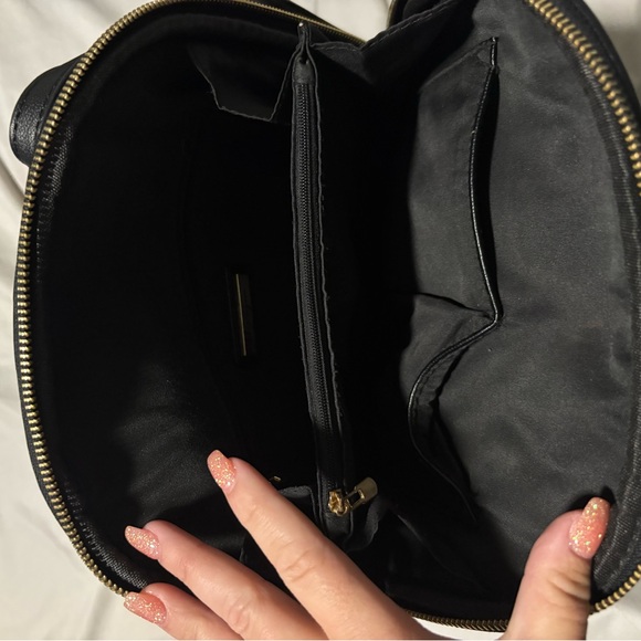 Elegant Black Leather Handbag - Picture 5 of 10